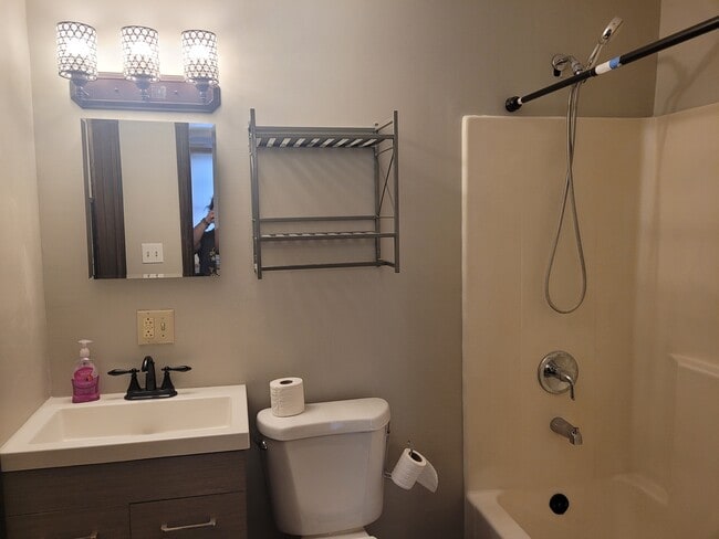 Main Bathroom - 24 Wilson St