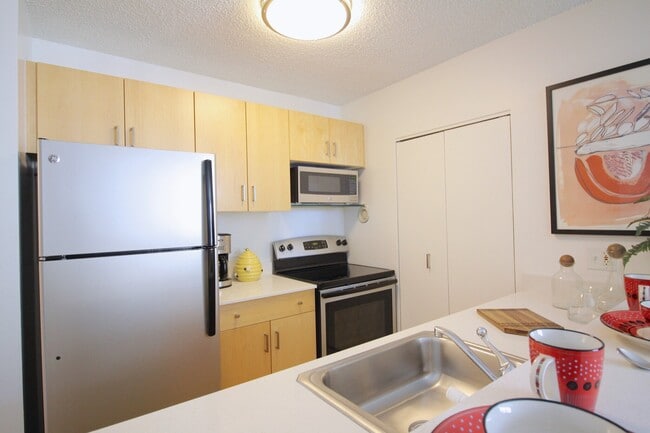 Building Photo - 749 N Clark St Unit 01-3012