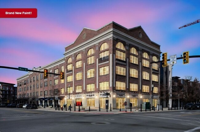 Building Photo - Stunning Down Town Condo in Secure Building Unit 304