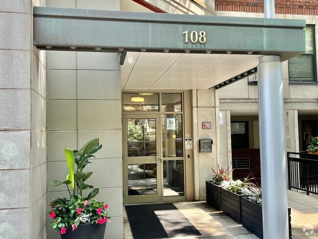 Building Photo - 108 Peterborough St Unit 4H Rental