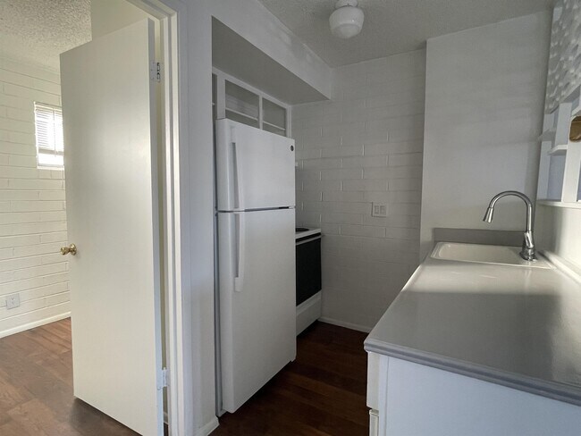 Photo - 301 W Helen St