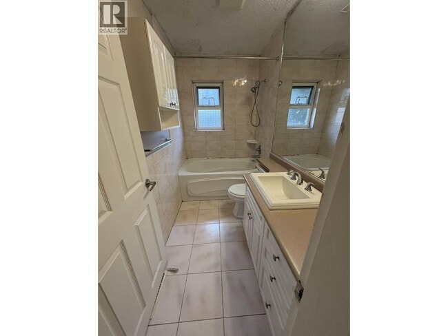 Photo - 910 Robinson St