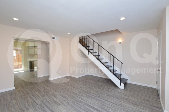 Photo - 1418 E Knoll Cir