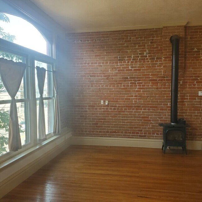 Building Photo - 216 E 1st St Unit 216 1st Street A