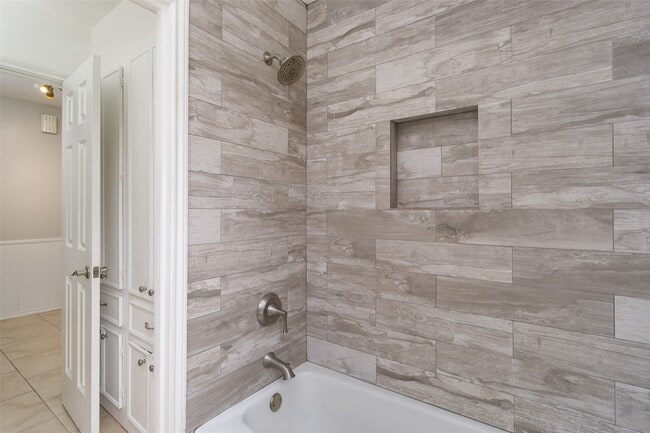 Building Photo - 2119 Williamsburg Ct S