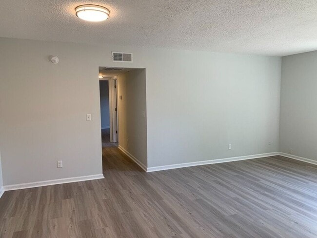 Photo - Fully Renovated 2 Bed 1 Bath Apartment By Downtown Summerville! Unidad 14