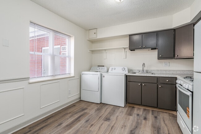 Upgrade 2BR, 1BA - 827SF - Kitchen