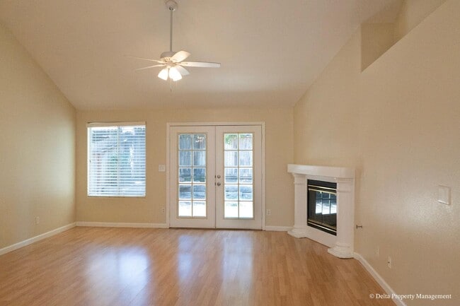 Photo - 1044 E Manhattan Ave