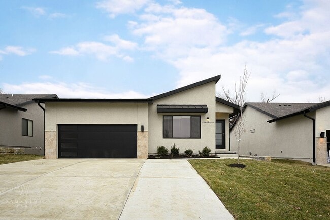 Building Photo - Stunning 2-bedroom, 2-bathroom, 2-car Sing... Rental