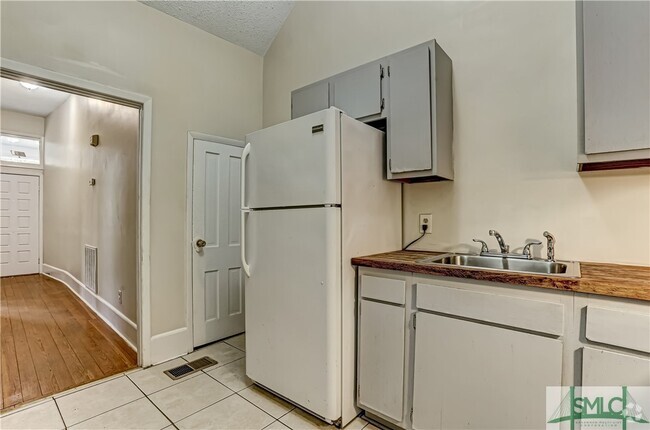 Building Photo - 520 E Waldburg St Rental
