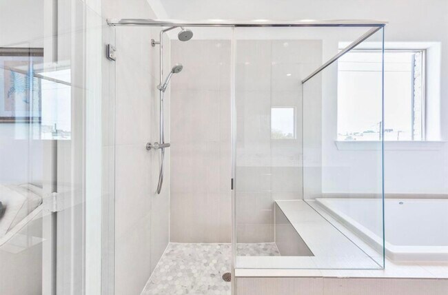 Photo - 4008 University Grove St