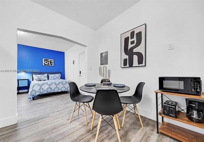 Building Photo - 1029 SW 5th St Unit 13