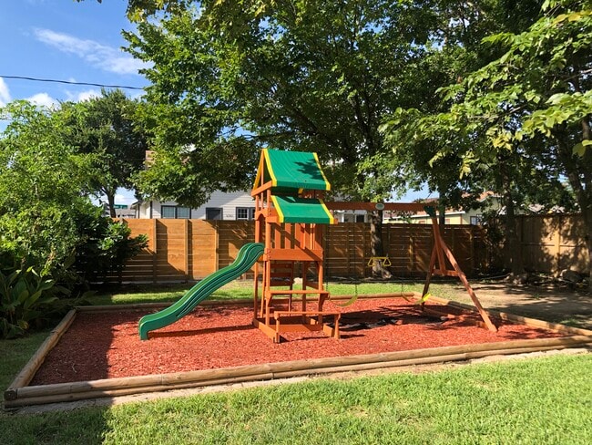 Large yard with playground and picnic area - 408 N 67th St Unidad 4