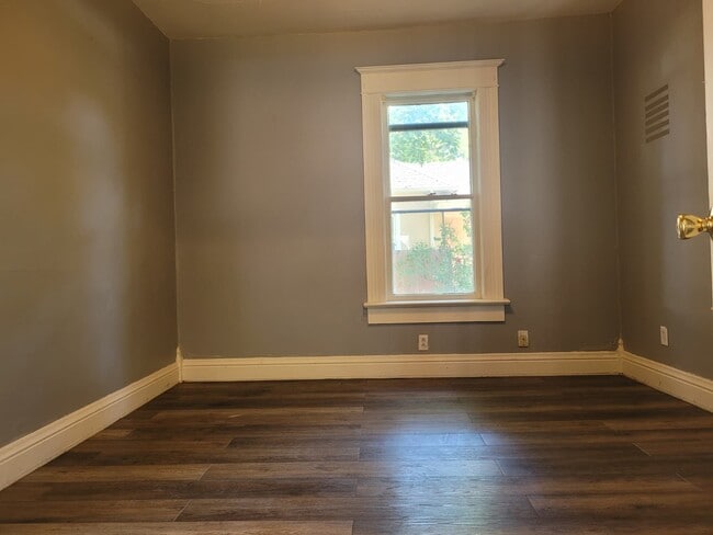 Photo - 1124 W Koenig St