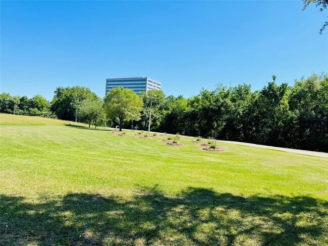 Photo - 712 Memorial Mews St