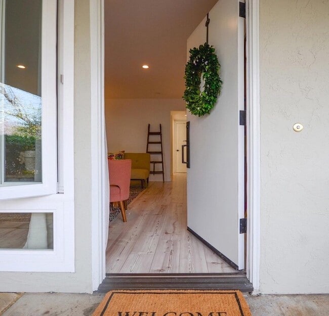 Building Photo - Beautiful Remodeled 2 Bedroom 2 Bath St. H... Rental