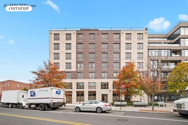 Photo - 1 Putnam Ave