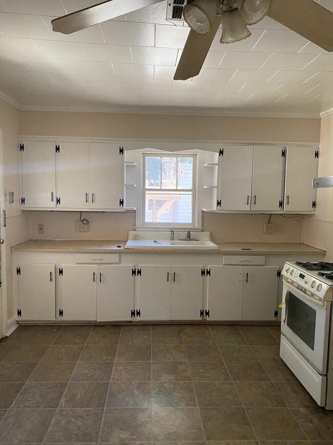 Photo - 101 E White St