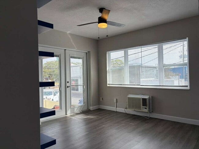 Photo - P233 - Lynd #9 Unit P233 - Lynd #9 - 5614 Gulfport Blvd