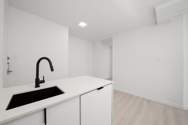 Photo - 247 E Chestnut St Unit 2004