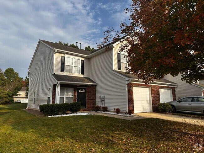 Building Photo - Charming end unit townhome in Matthews!