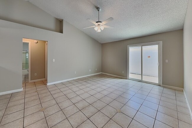 Photo - 1883 MacKenzie Ct S