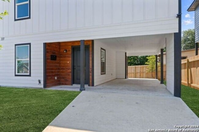 Building Photo - 3 Bedroom/2.5 Bath-E Houston So to Hedgessa