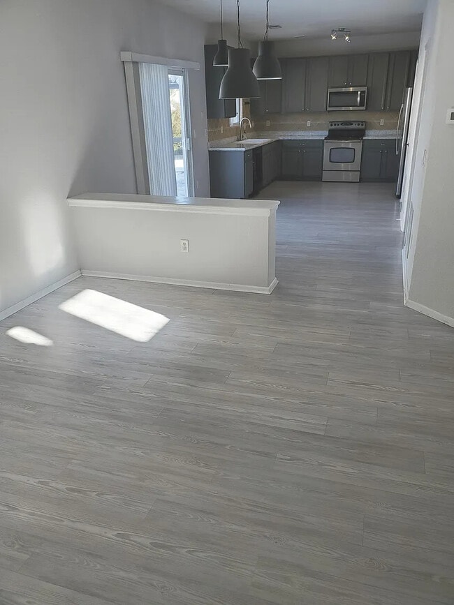 Sala de estar a la cocina - 19443 E 59th Ave