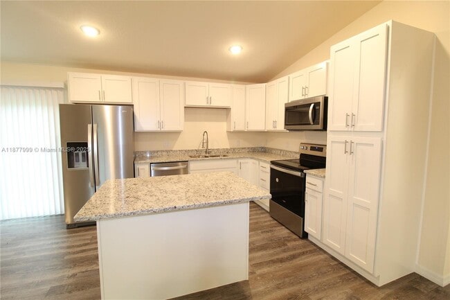 Photo - 555 Oakshire Ln