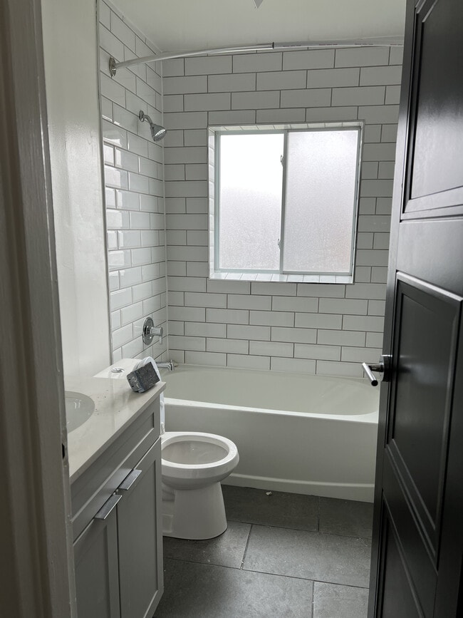 Building Photo - 784 Hughson St Unit 6