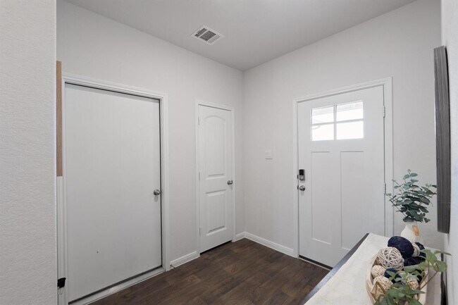 Photo - 205 Bethpage Dr