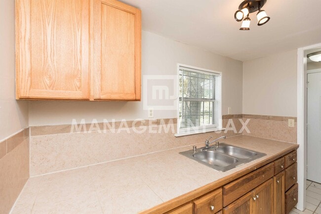 1458 Royal Ct Ln