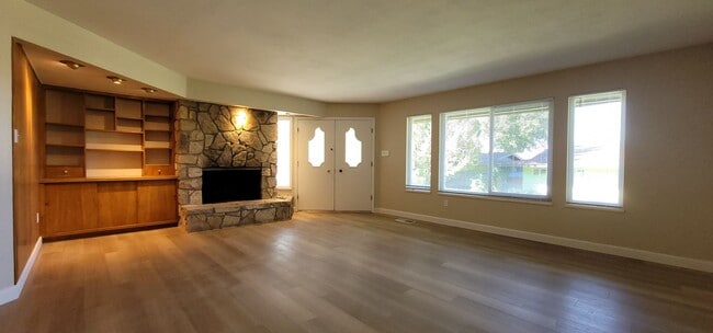 Building Photo - Beautiful 2 Bedroom / 2 Bath Bungalow Next to Hidden Valley Golf Club with Large Private Patio, N...