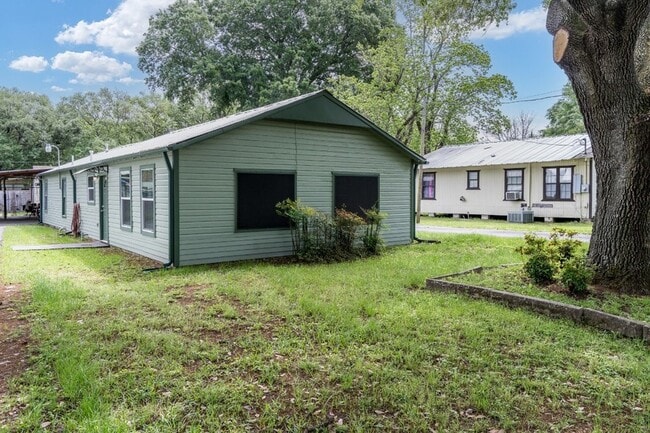 Building Photo - 605 Hospital St