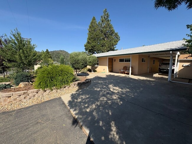 Building Photo - Heart of Mariposa Rental