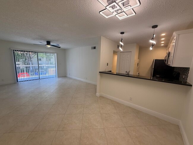 Building Photo - 3402 Gardens E Dr Unit 11b Rental