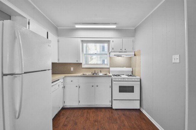 Building Photo - 1507 Broadmoor Dr Unit D