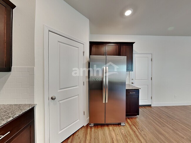 Photo - 670 W Laredo Ave
