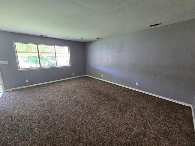 Building Photo - 903 Vinewood Ln Unit 8 Rental
