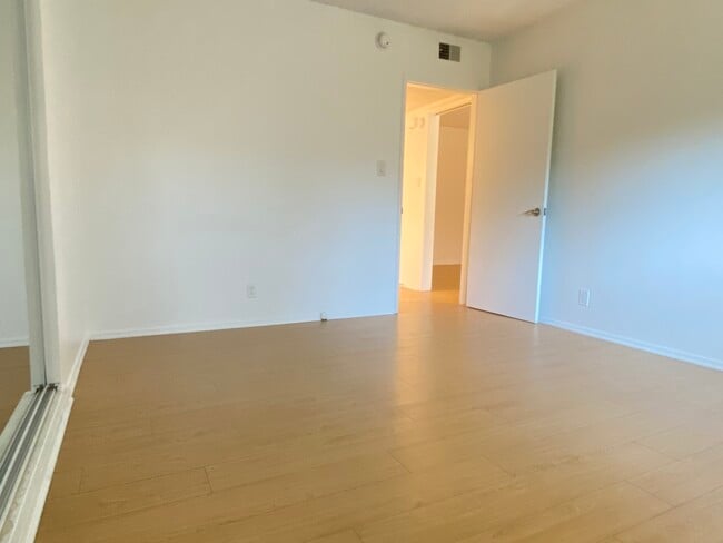 Unit 5 - 928 S Sherbourne Dr