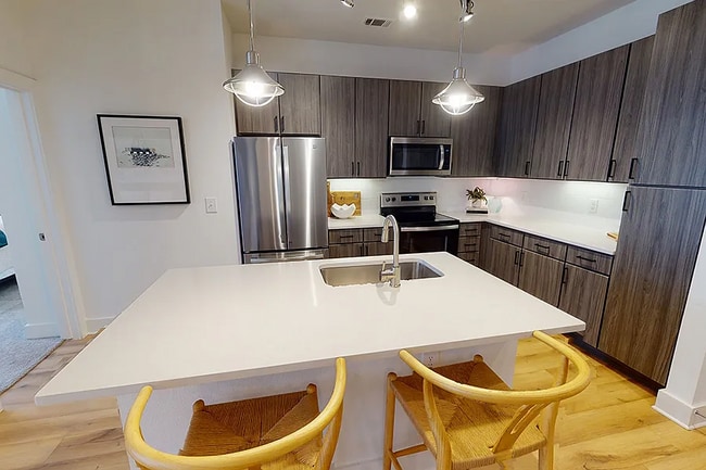 Building Photo - City Life Starts Here – Spacious 1 Bed / 1... Unit 21YE Rental