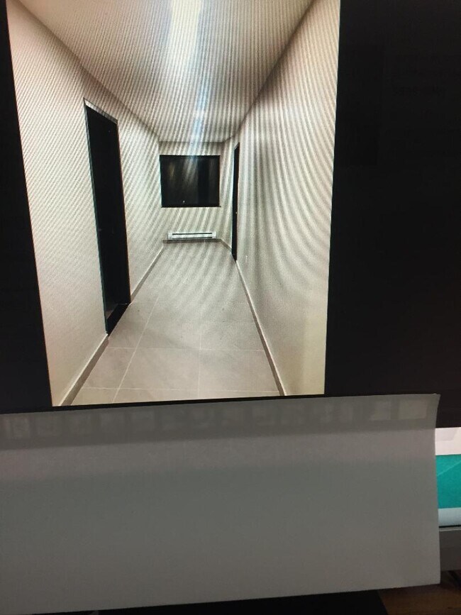 Hallway to unit - 6298 Woodhaven Blvd Unidad 2