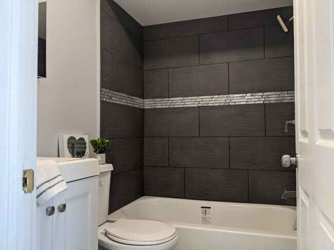 2R Bathroom-2 - 17 Northfield Ave Unidad 2nd Floor Right