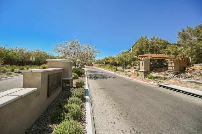 Photo - Stunning 3 Bedroom 2.5 Bath  home in Mountains Edge!