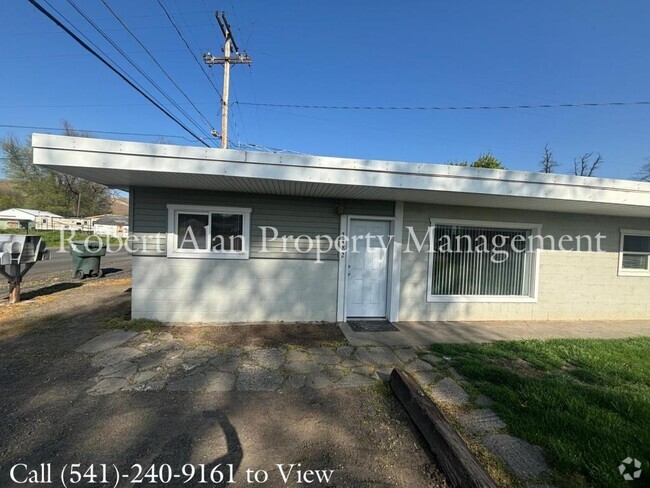 Building Photo - 3482 NE Riverside Ave Rental
