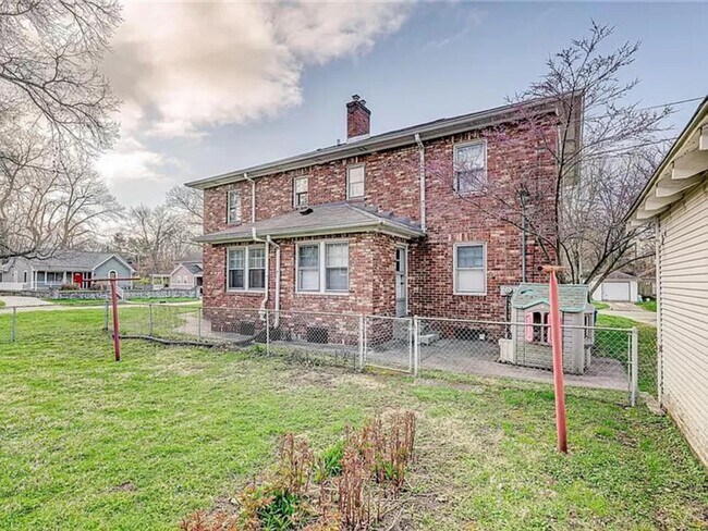 Photo - 930 E 56th St