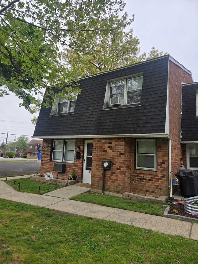 Building Photo - 2539 Jenkintown Rd Unit 108