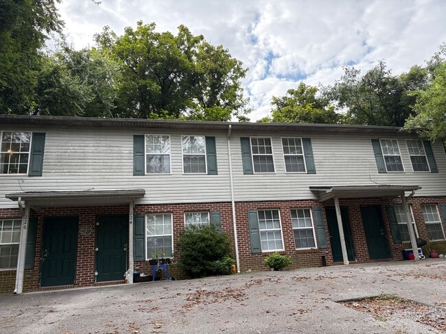 Building Photo - Knoxville 37920 - 2 bedroom, 1.5 bath townhome - Contact Lisa Vineyard and Shannon Russell (865) ...