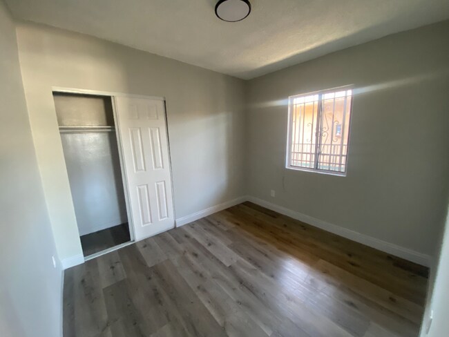 Photo - 7406 S Hoover St Unidad 02