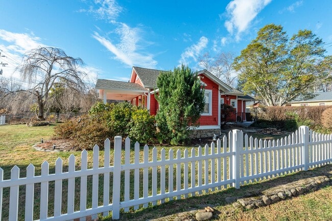 Photo - Charming Black Mountain Rental!